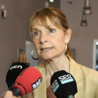 La viceprimera secretària d'Organització, Lluïsa Moret, atenent els mitjans a la seu del partit.
