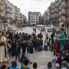 El gegantó Arcàngel de Sant Rafael i la Geganta Frida a la plaça de la Font.