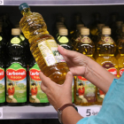 Botellas de aceite en un supermercado de Barcelona.