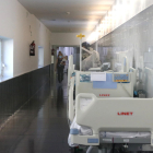 Llits buits en un dels passadissos de l'Hospital del Mar on s'ubica l'UCI.