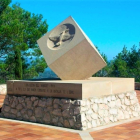 Monolito dedicado a la Lleva del Biberó de la Batalla del Ebro ubicado en el Mirador de la Sierra de Pàndols.