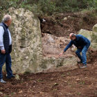 Jordi López, investigador del ICAC; y Joan Martí, alcalde de Perafort, mostrando la pedrera romana encontrada.