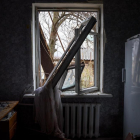 Foto de la finestra d'una casa afectada per projectils a Cherniguiv.