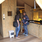 Dos personas inspeccionan el interior de uno de los alojamientos del Camping Gaviota de Creixell.