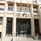 Fachada principal de la Audiencia de Tarragona.