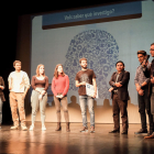 Imagen de los doctorants participantes en el Concurso de monólogos junto con miembros del jurado, ayer, en el teatro Bartrina.