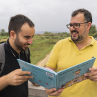 Enric Garcia Jardí i Octavi Torné, autor i il·lustrador, al pont del Francolí.