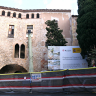 Edificio de Casa Agapito de Tarragona con las obras de restauración paradas.