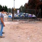 El alcalde de Arnes, Joaquim Miralles, señala la zona donde tiran bolsas de basura de forma irregular.
