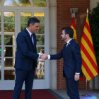 Pedro Sánchez y Pere Aragonès se saludan a la llegada del presidente de la Generalitat al Palau de la Moncloa.