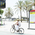 Imatge d'un carrer de Sevilla amb un termòmetre marcant 45 graus de temperatura.