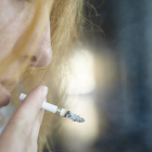 Imatge d'una dona fumant.
