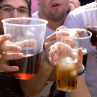Imatge d'arxiu d'un grup de joves bebent alcohol.