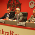 El presidente de Aena, Maurici Lucena, durante su intervención en la Cámara de Comercio de Reus, acompañado del alcalde de Reus, Carles Pellicer, y del presidente del ente, Jordi Just.