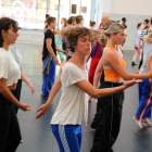 Alumnes ballant en la primera classe formativa del Deltebre Dansa.
