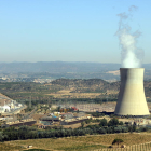 Pla general de la central nuclear d'Ascó, a la Ribera d'Ebre, amb la xemeneia fumejant a la dreta i els dos reactors a l'esquerra