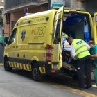 Una ambulancia trasladando a un paciente.
