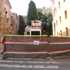 Instalación de una grúa|grulla en|a Casa Agapito de Tarragona para restaurar el emblemático edificio.