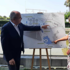 L'alcalde de Reus, Carles Pellicer, i la vicealcaldessa, Noemí Llauradó, presentant el projecte d'una planta solar fotovoltaica d'autoconsum a l'estació depuradora d'aigües residuals de Reus.