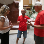 La consellera d'Esports de Tarragona amb els dos ciclistes durantla recepció.