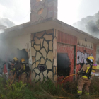 Los Bomberos apagando el fuego en la casa abandonada de Alcanar.