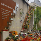 Ofrendas florales en el lugar|sitio donde se produjeron las víctimas del accidente.
