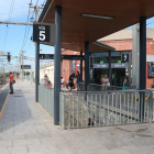 Diversos usuaris esperen a l'andana de l'estació de Sant Vicenç de Calders després de l'avaria a la catenària que afecta al servei ferroviari.