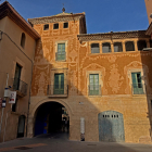 Façana oest amb esgrafiats barrocs restaurants a la Casa del Portal del Pardo al Vendrell.
