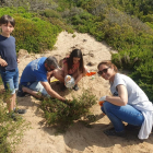 Imatge dels voluntaris que van participar en la recuperació de l'entorn natural de la Savinosa a Tarragona.