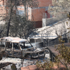 Un vehículo quemado al lado de una casa a la urbanización de River Park, en el Pont de Vilomara.