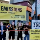 Greenpeace ha simulat una 'inauguració' de la zona de baixes emissions a Tarragona.