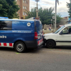 La furgoneta que conduïa el detingut i el vehicle policial contra el qual va xocar.