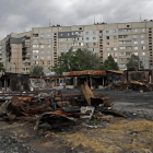 Vista de los destrozos causados por los bombardeos del Ejército ruso en uno de los barrios de Járkov