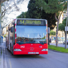 Imatge d'un autobús de l'EMT al centre de Tarragona.