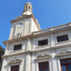 Imagen de la fachada del palacio municipal con el damasco.
