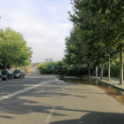 La carretera se inunda por el escape de la cañería, cosa que favorece la proliferación de mosquitos.