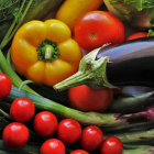 Primer plano de frutas y verduras habituales en la dieta mediterránea.