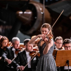 Imatge de la tarragonina Inés Issel, de 21 anys, tocant el violí durant un concert.