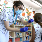 Administració de la vacuna contra el papil·loma humà a una nena a l'Escola Roser Capdevila de Polinyà.