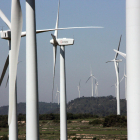 Los molinos de viento del parque eólico de la Sierra del Tallat, en el límite entre Tarragona y Lleida, en una imagen de archivo.