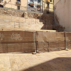 Imatge de les grades de la plaça dels Sedassos, que estan en obres.