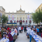 Centenars de persones van fer cua a la plaça de la Font per poder degustar el pastís.