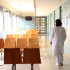 Una enfermera anda por la sala de espera de un centro de atención primaria.