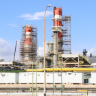 La torre de vacío de la refinería de Repsol -a la izquierda- es uno de los elementos donde se realizarán trabajos más profundos.