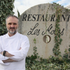 Jeroni Castells, a les portes del seu restaurant Les Moles d'Ulldecona.