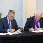 Imatge dels alcaldes de les dos ciutats signant la renovació de l'agermanament.