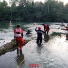 Imagen facilitada por los Bomberos durante las tareas de rescate del joven en el río, en Balaguer.