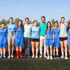 Las jugadoras del Manchester City con las jugadoras vila-secanes y el alcalde Pere Segura.