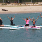 Un grupo de personas practica el sub yoga, una actividad que se podrá hacer este verano en Cambrils