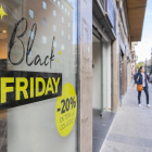 Les botigues del carrer Canyelles esperen que durant el cap de setmana hi hagi molta afluència de gent pel Black Friday.